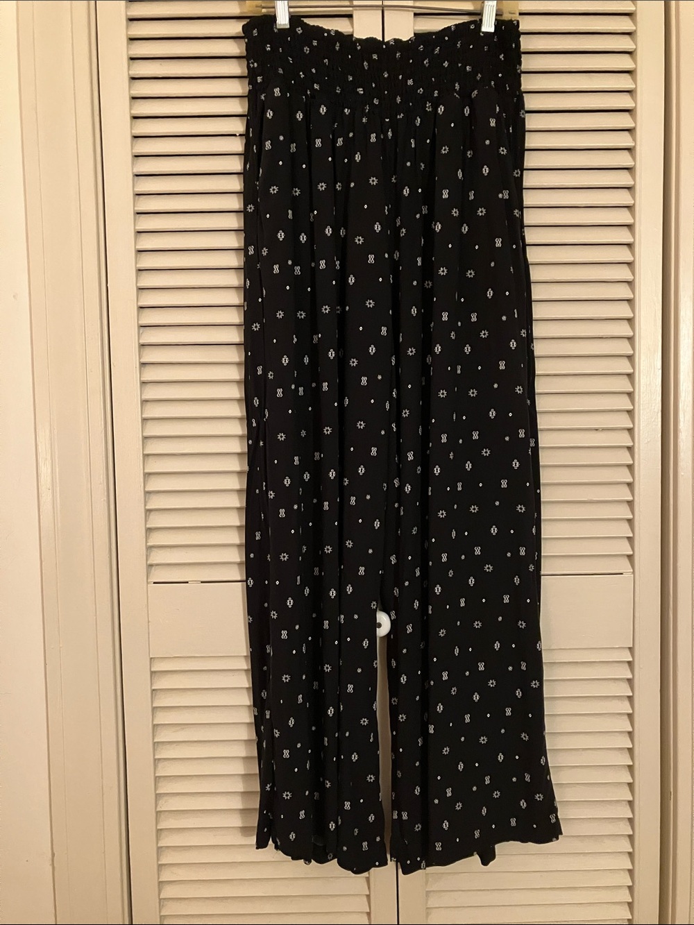 Torrid Size 1R (14-16) Wide Leg Smocked Waist Pants with White Design
